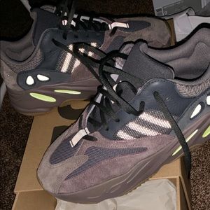 Adidas Yeezy 700 “mauve”